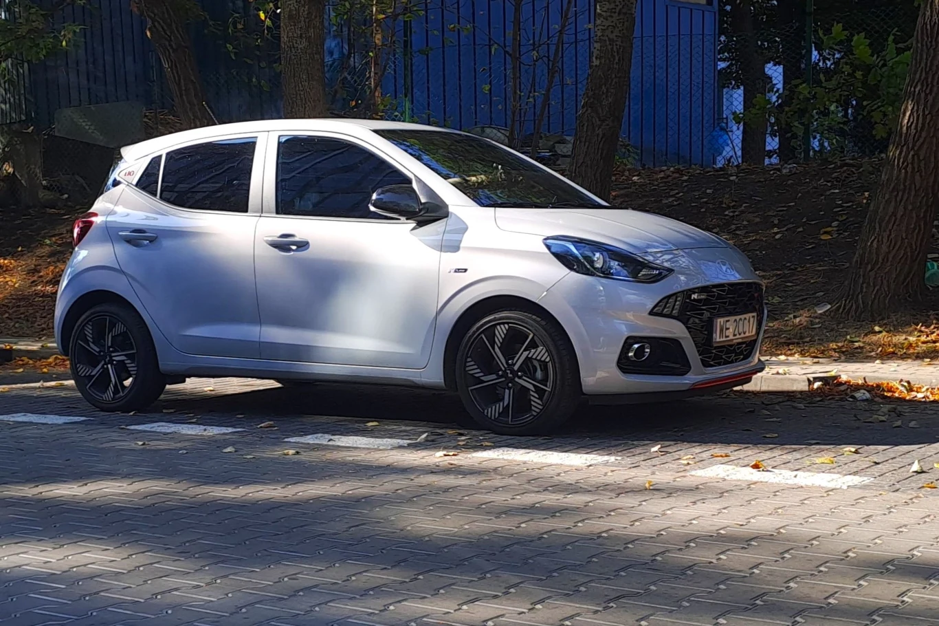 Atutem Hyundaia i10 są niewielkie rozmiary. Auto mierzy 3 670 mm, a w wersji N-Line, tak jak nasz egzemplarz, 3 675 mm.