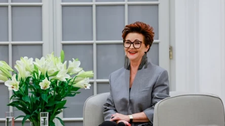 Jolanta Kwaśniewska rozbiła bank biżuterią. Błyskotki nadają ton jej stylizacjom