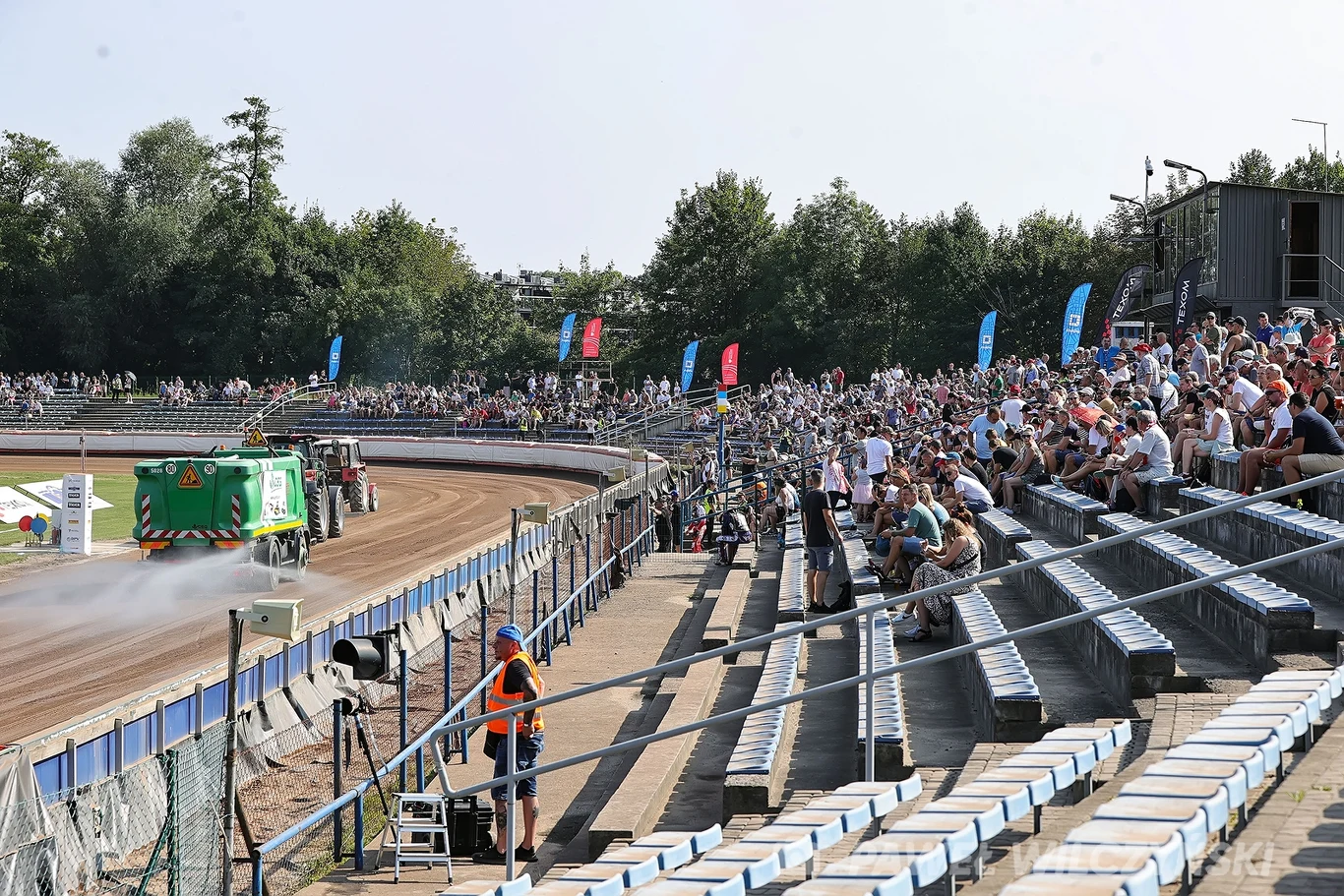 Trybuna główna żużlowego stadionu w Krakowie. Trybuna główna żużlowego stadionu w Krakowie.