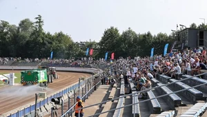 Trybuna główna żużlowego stadionu w Krakowie.