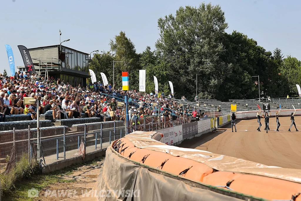 Trybuna główna na stadionie żużlowym w Krakowie. Trybuna główna na stadionie żużlowym w Krakowie.