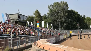 Trybuna główna na stadionie żużlowym w Krakowie.