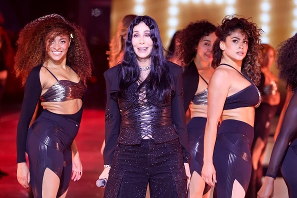 Cher na scenie podczas pokazu Victoria's Secret 