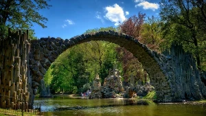 To jeden z najpiękniejszych parków w Polsce. Leży dokładnie na granicy 