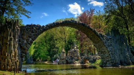 Park Mużakowski jest jednym z piękniejszych w Polsce. Ma sporo do zaoferowania.