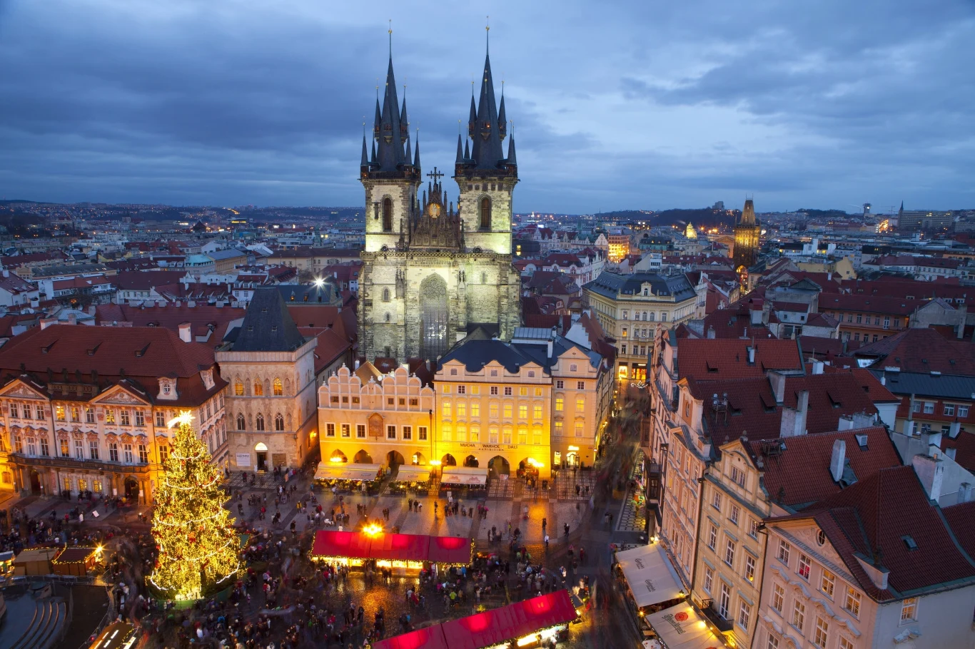 Na jarmark bożonarodzeniowy w Pradze wybierają się turyści z całego świata