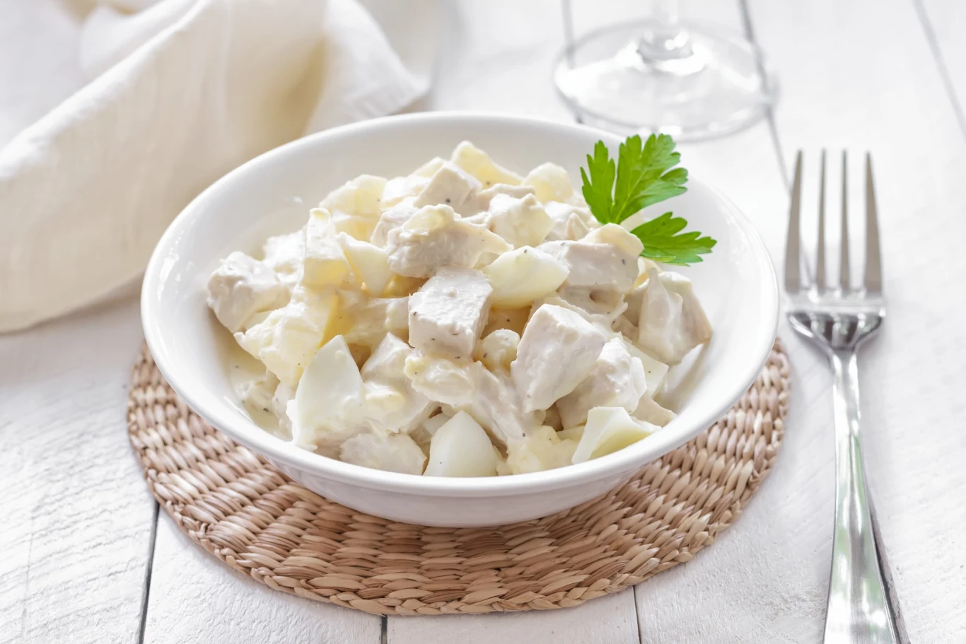 Sałatka Biała Dama to przykład potrawy zero waste. Pomoże zużyć mięso z rosołu Sałatka Biała Dama to przykład potrawy zero waste. Pomoże zużyć mięso z rosołu