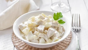 Mistrzowska sałatka Biała Dama. Świetny sposób na wykorzystanie resztek