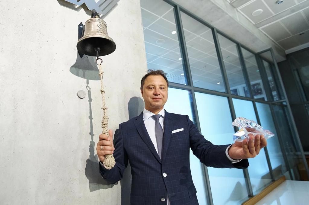 Prezes ML System Dawid Cycoń podczas uroczystego debiutu spółki na GPW