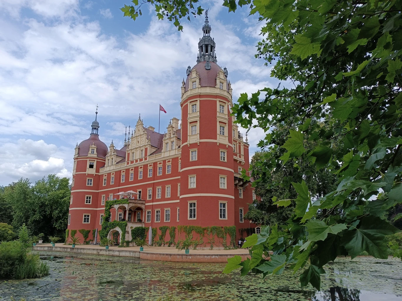 Park Mużakowski warto zwiedzić po polskiej i niemieckiej stronie. Na odwiedzenie czeka tam wiele wyjątkowych miejsc, takich jak Zamek Mużakowski. Park Mużakowski warto zwiedzić po polskiej i niemieckiej stronie. Na odwiedzenie czeka tam wiele wyjątkowych miejsc, takich jak Zamek Mużakowski.