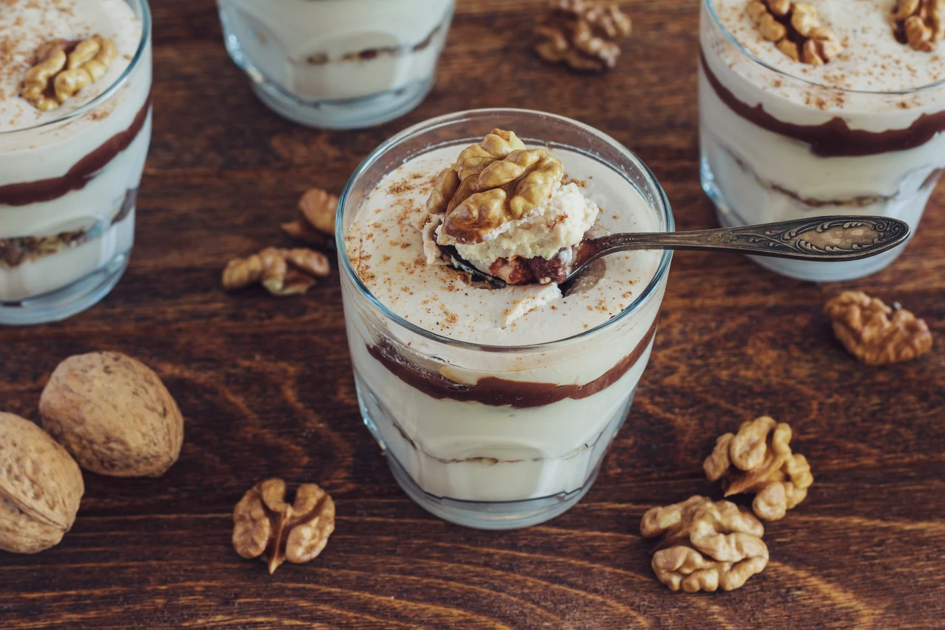 Jesienne tiramisu wzbogacone jest o jabłka i ciasteczka amaretti Jesienne tiramisu wzbogacone jest o jabłka i ciasteczka amaretti