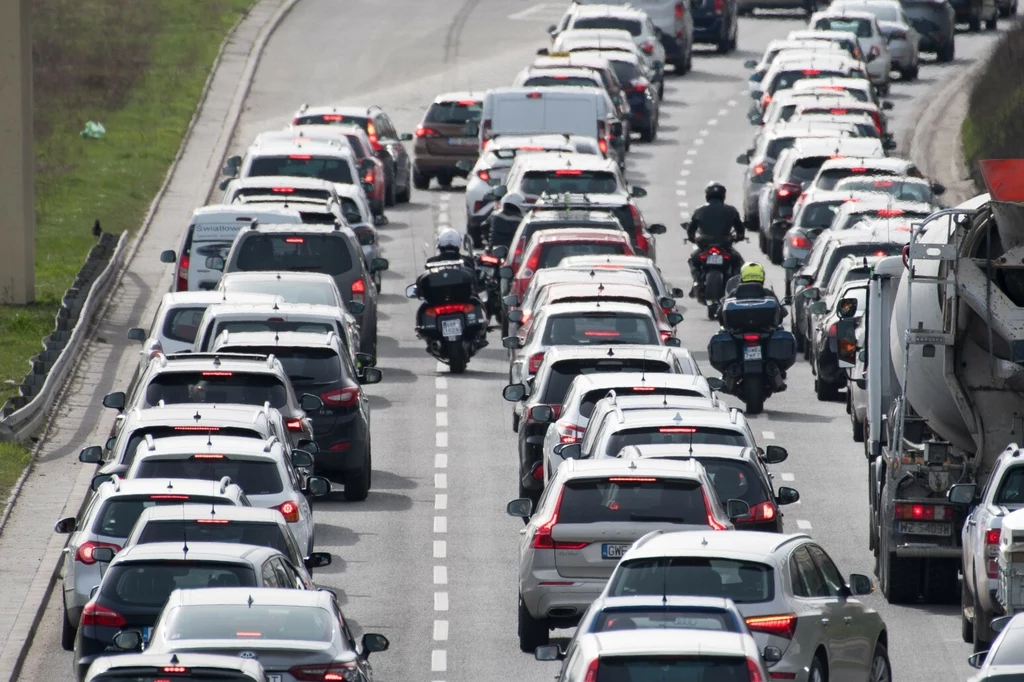 Po zimowej przerwie na drogach pojawili się motocykliści, skuterzyści i rowerzyści. Pierwsze promienie słońca i sucha nawierzchnia sprawiają, że coraz więcej jednośladów wyjeżdża z garaży.