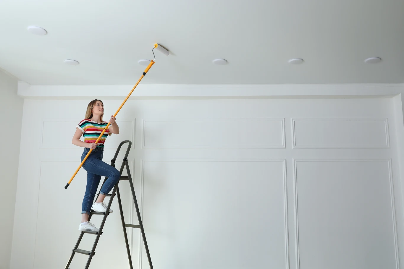 Na jaki kolor pomalować sufit? Na jaki kolor pomalować sufit?