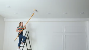 Biały sufit jest już passe. Teraz to będzie najmodniejszy kolor