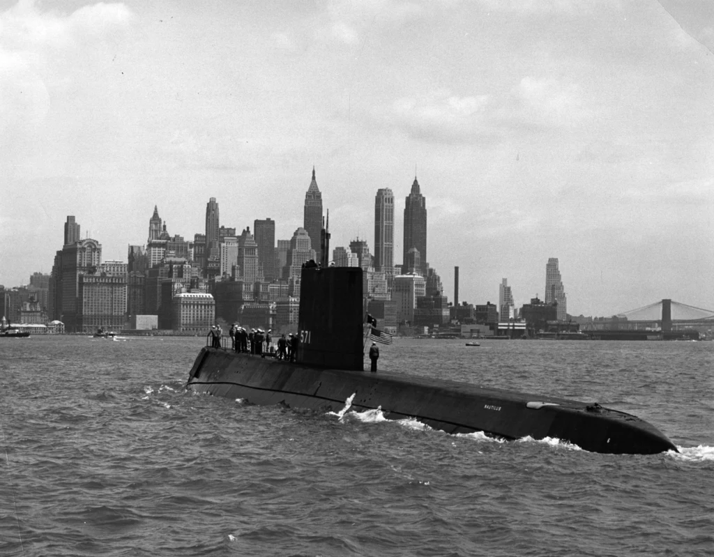 Amerykański okręt podwodny USS "Nautilus" jako pierwszy w 1958 roku przepłynął pod lodami bieguna