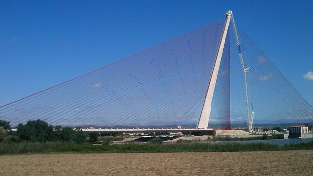 Most Castilla la Mancha przebiega przez rzekę Tagus. Ukończono go w 2010 roku i ma 192 metrów wysokości, a jego główna rozpiętość mierzy 318 metrów 