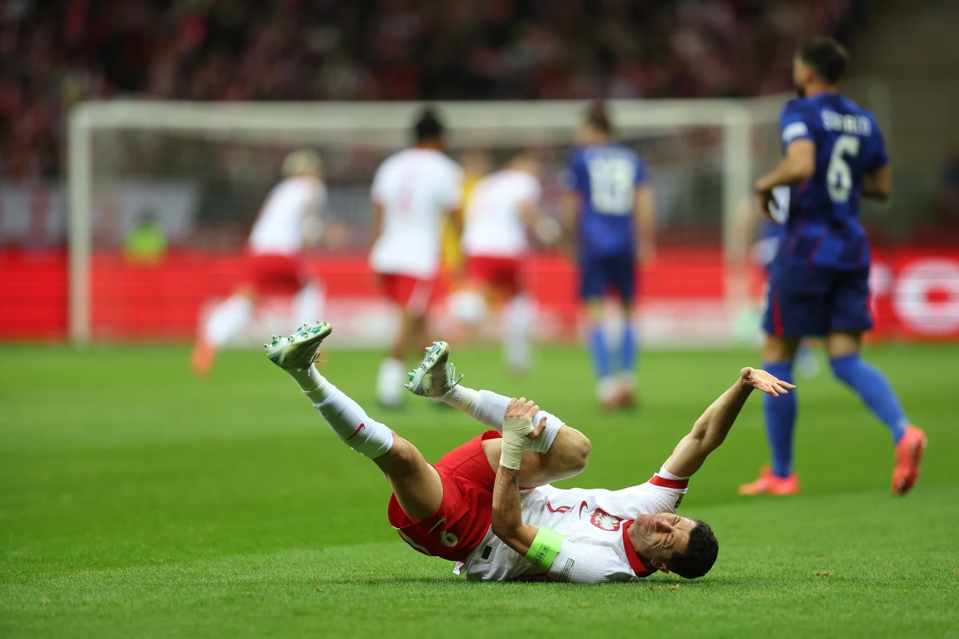 Robert Lewandowski zaatakowany przez Dominika Livakovicia Robert Lewandowski zaatakowany przez Dominika Livakovicia