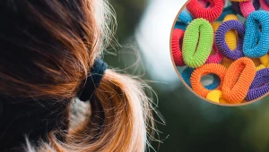Nigdy więcej nie wyrzucisz rozciągniętych gumek do włosów. Tak szybko przywrócisz im kształt