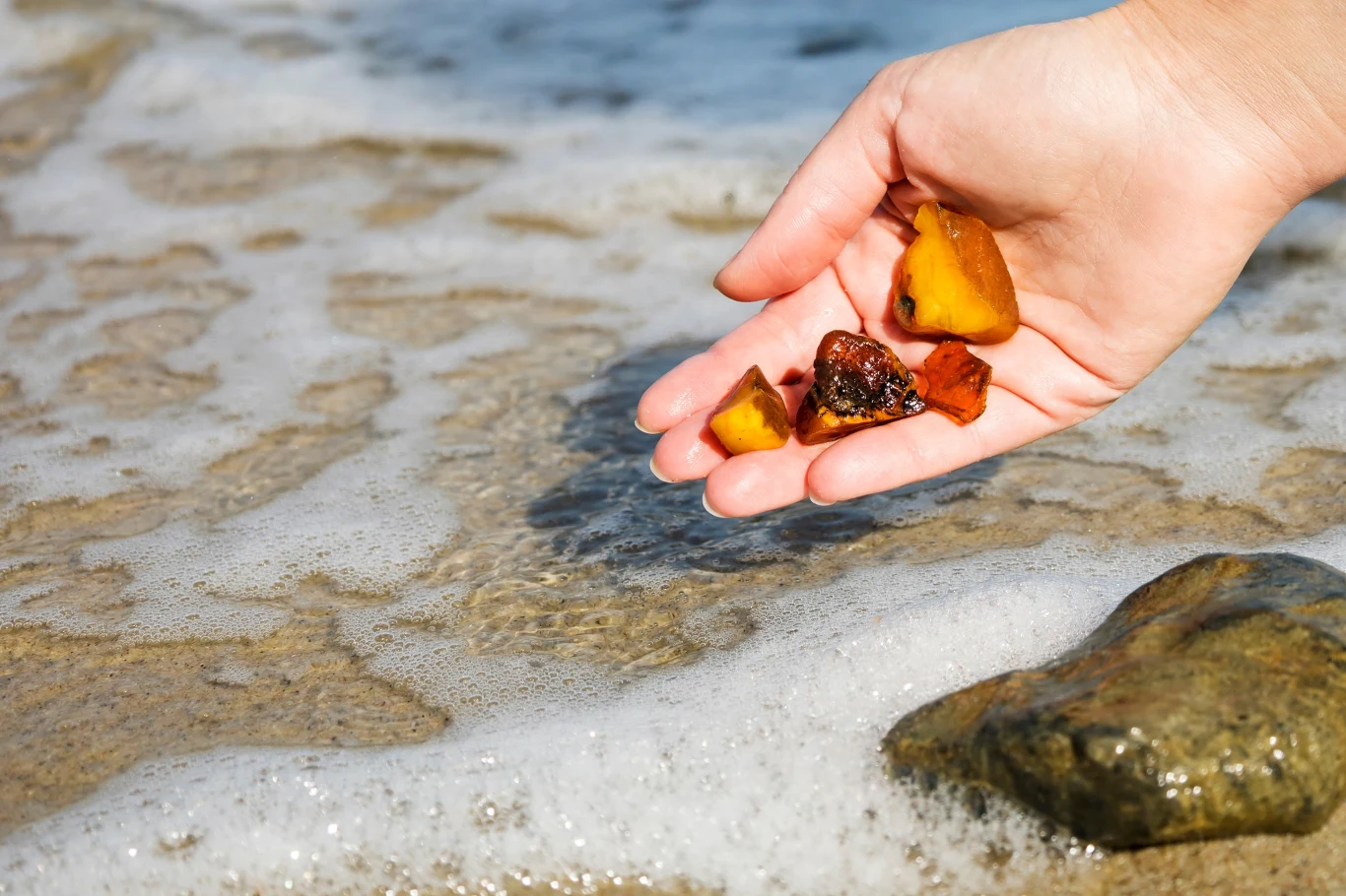 Sztorm na Bałtyku co roku może wyrzucać na brzeg kilka ton bursztynu.