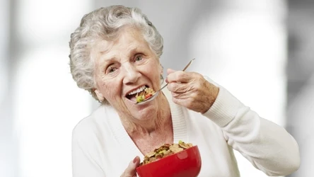Dieta MIND jest polecana w szczególności seniorom i osobom w średnim wieku