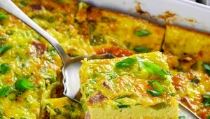 Zapiekanka jajeczna na śniadanie. Kremowa, sycąca i chrupie aż miło