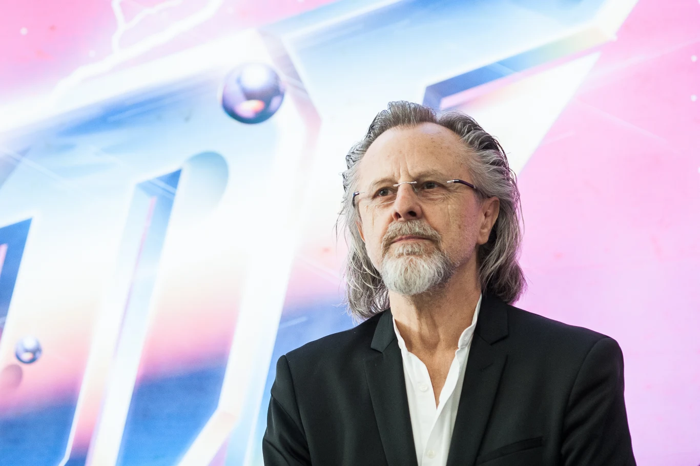 Jan A. P. Kaczmarek (1953-2024), zmarły 21 maja - kompozytor muzyki filmowej. Laureat Oscara za ścieżkę dźwiękową do filmu "Marzyciel" Marca Forstera Jan A. P. Kaczmarek (1953-2024), zmarły 21 maja - kompozytor muzyki filmowej. Laureat Oscara za ścieżkę dźwiękową do filmu "Marzyciel" Marca Forstera