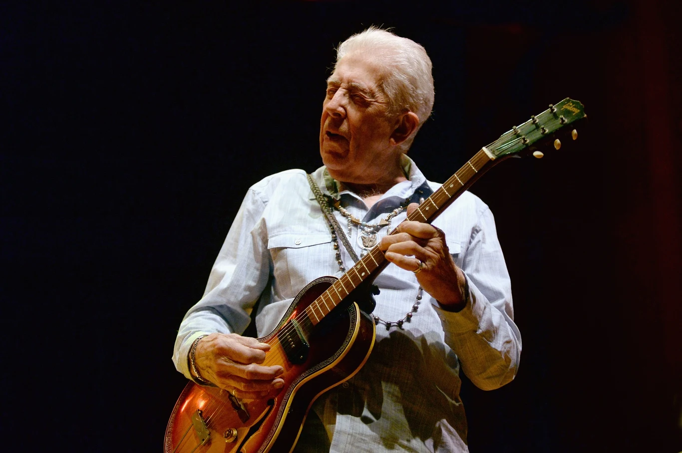 John Mayall (1933-2024), zmarły 22 lipca - brytyjski muzyk, kompozytor, multiinstrumentalista. Pionier muzyki rockowej. Wprowadzony do muzeum Rock and Roll Hall of Fame w 2024 roku John Mayall (1933-2024), zmarły 22 lipca - brytyjski muzyk, kompozytor, multiinstrumentalista. Pionier muzyki rockowej. Wprowadzony do muzeum Rock and Roll Hall of Fame w 2024 roku
