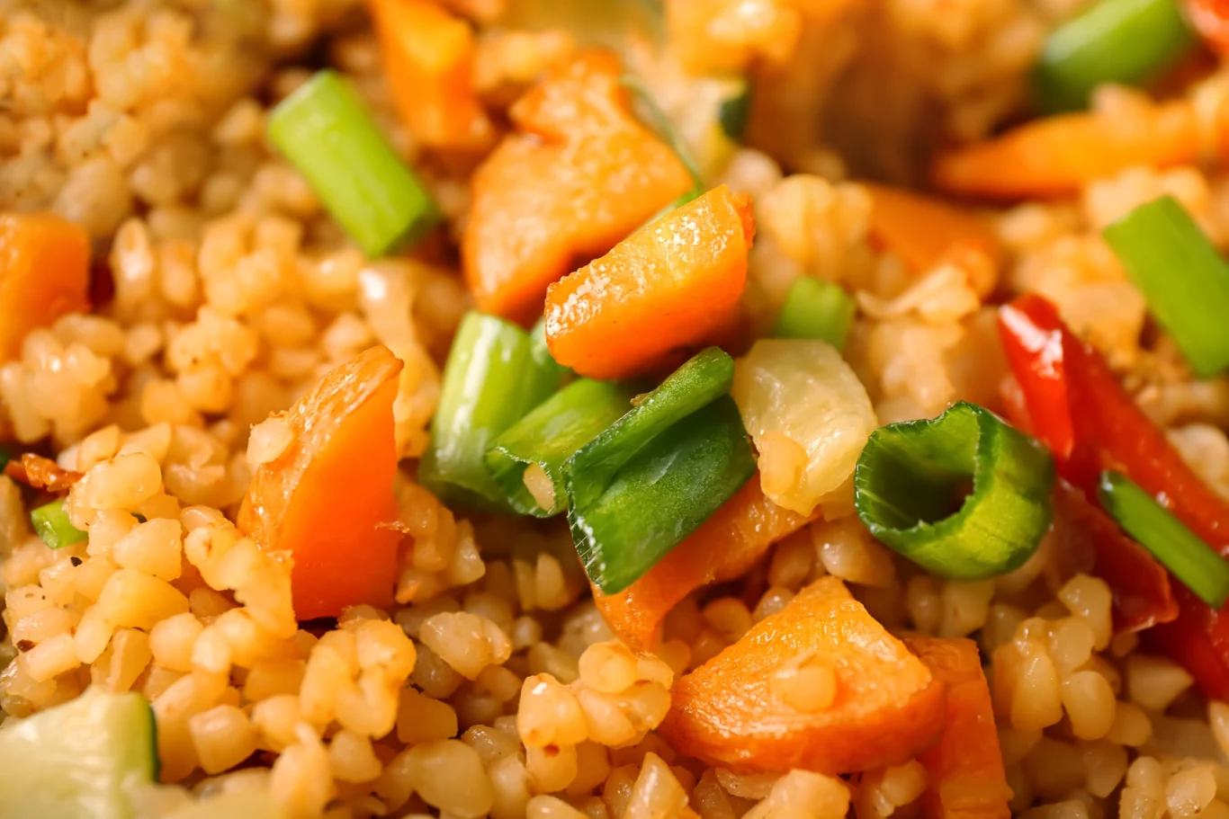 Kaszotto z kurczakiem, marchewką i groszkiem to źródło białka, błonnika i witamin Kaszotto z kurczakiem, marchewką i groszkiem to źródło białka, błonnika i witamin