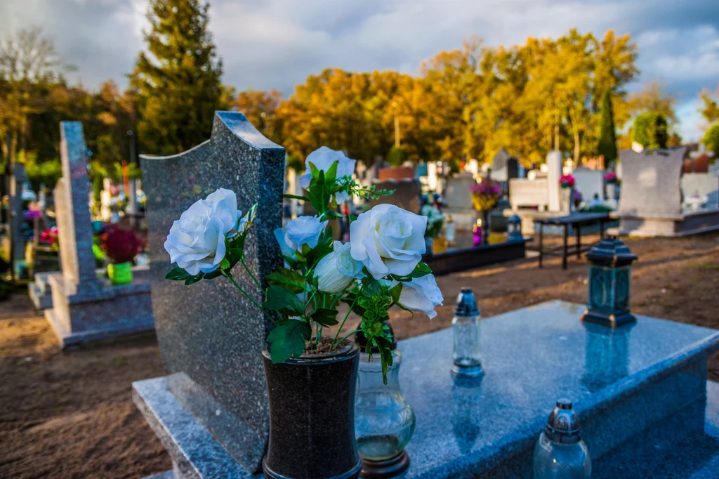 Moda i trendy obowiązują także w zakładach kamieniarskich, czy w cmentarnej florystyce 