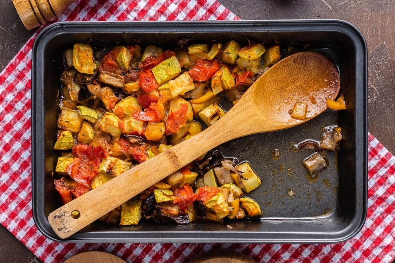 Pieczone warzywa robi się błyskawicznie. To źródło błonnika, dlatego nasycą na dłużej Pieczone warzywa robi się błyskawicznie. To źródło błonnika, dlatego nasycą na dłużej