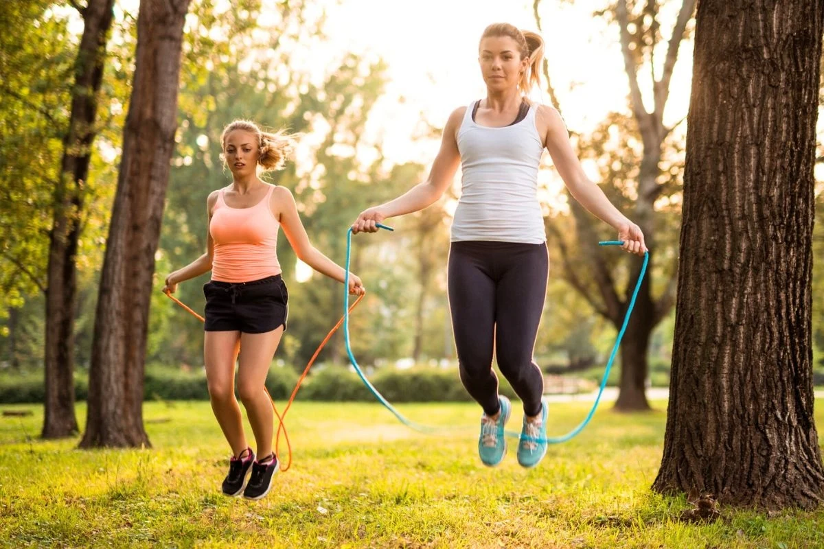 Dobrym elementem rozgrzewki jest trucht w miejscu, ale także skoki na skakance czy kręcenie hula hop Dobrym elementem rozgrzewki jest trucht w miejscu, ale także skoki na skakance czy kręcenie hula hop