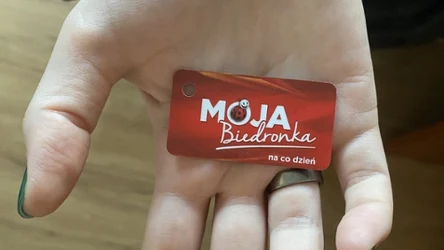 Karta Moja Biedronka w dłoni kobiety