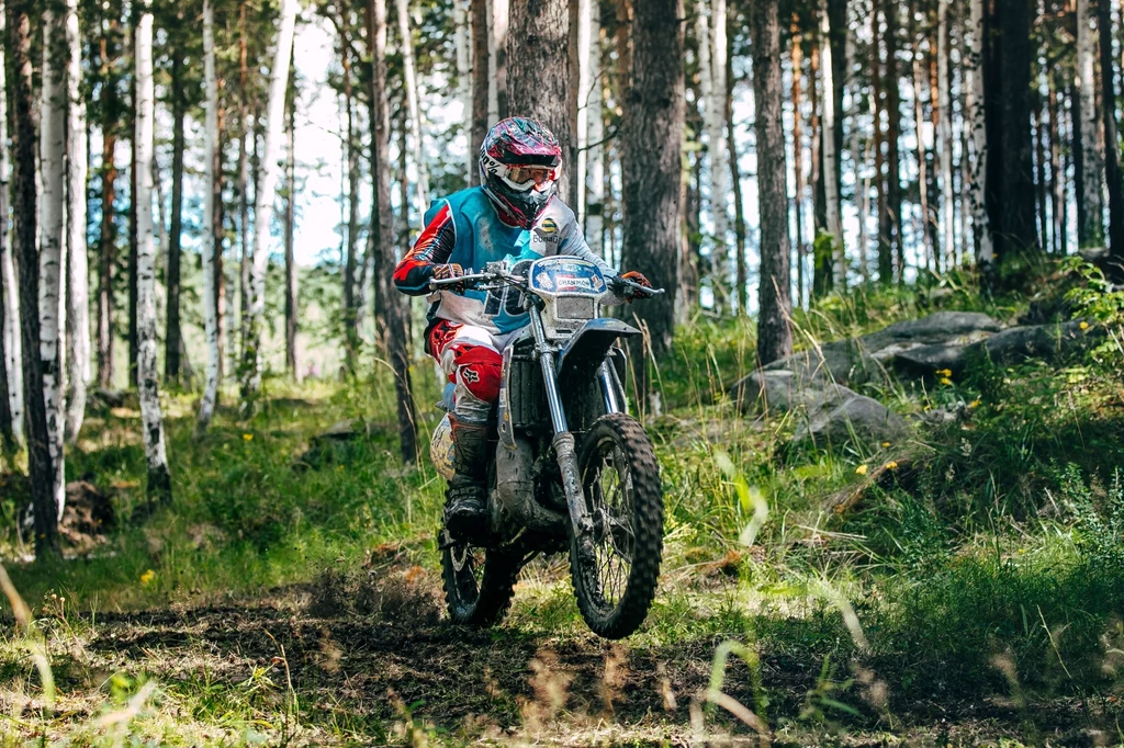 Czy można jeździć motocyklem po lesie?