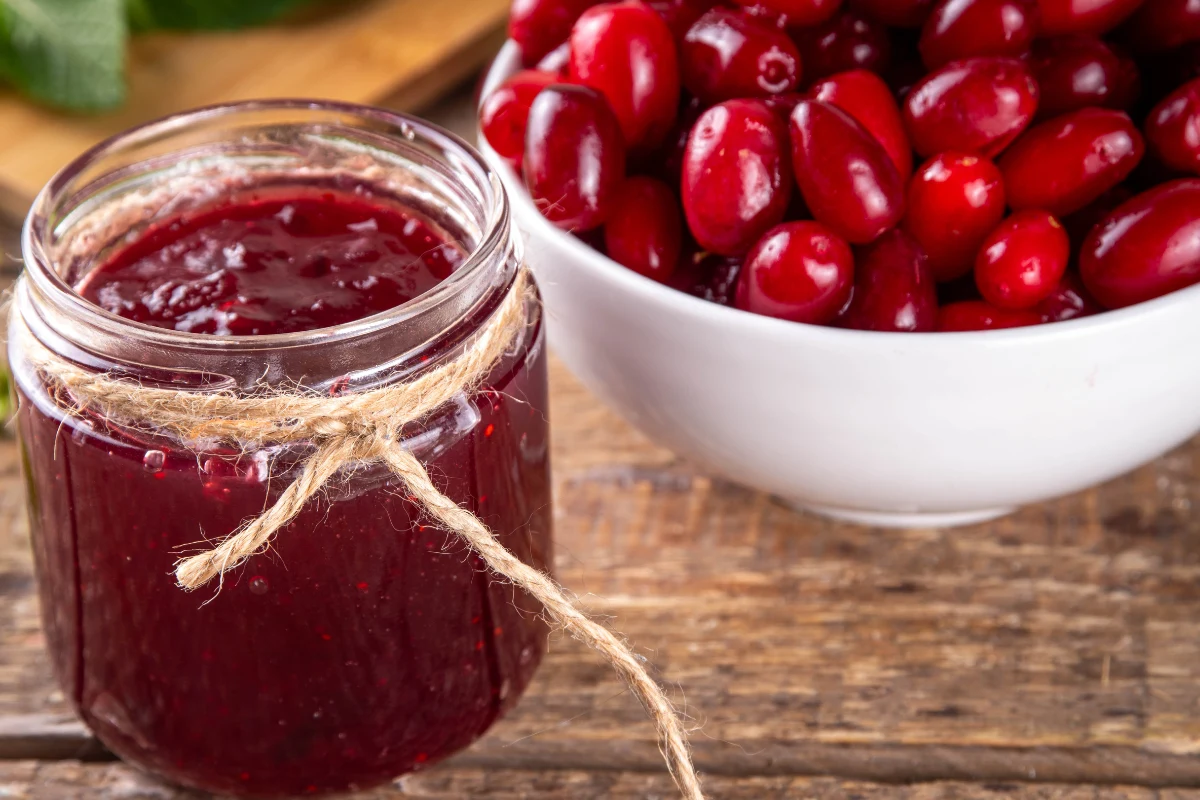 Dżem, sok, konfitury: oto co można zrobić z derenia jadalnego (fot. rimmabondarenko)