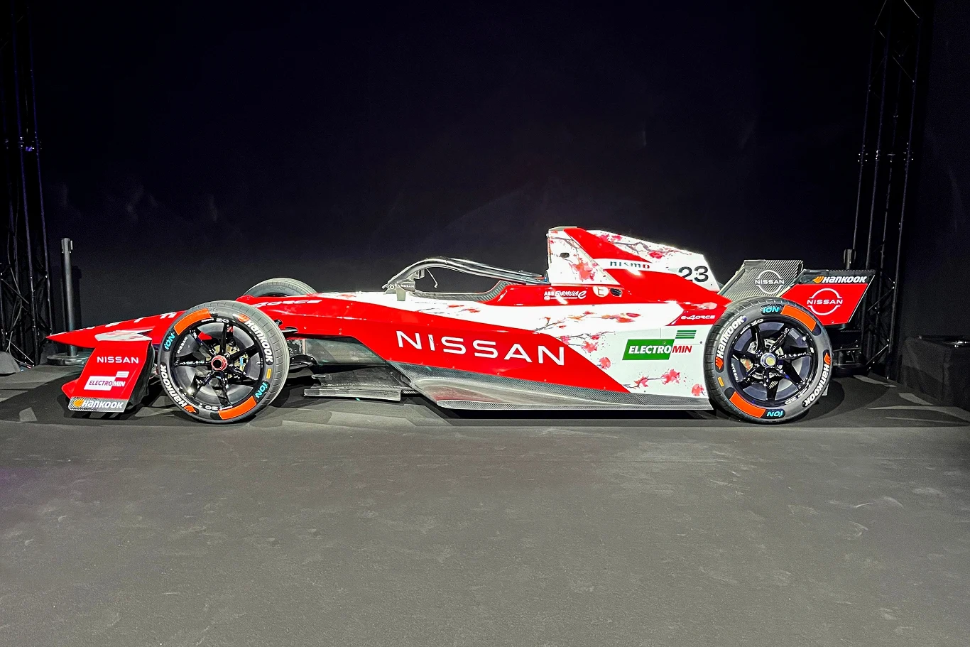 Nissan e-4ORCE 05 przyspiesza od 0 do 100 km/h w zaledwie 1,8 sekundy. Nissan e-4ORCE 05 przyspiesza od 0 do 100 km/h w zaledwie 1,8 sekundy.