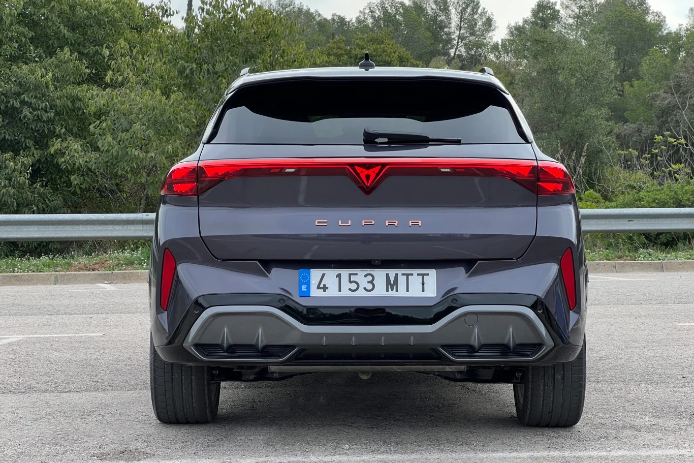 No dole zderzaka - coś a'la dyfuzor. Wygląda... dziwnie