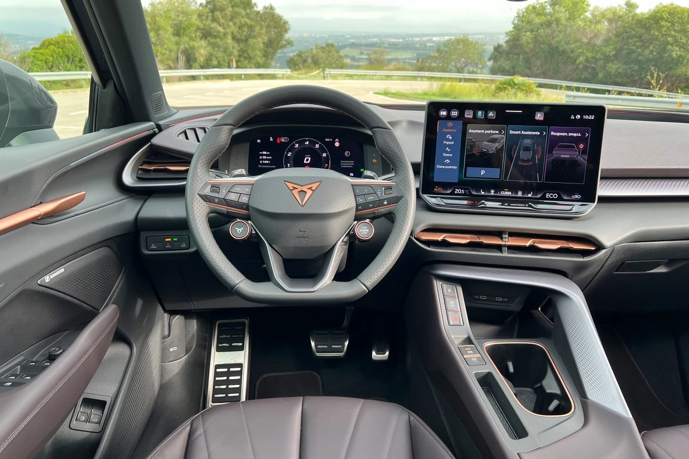 Choć poukładane z volkswagen owych klocków, wnętrze Cupry Terramar wygląda oryginalnie