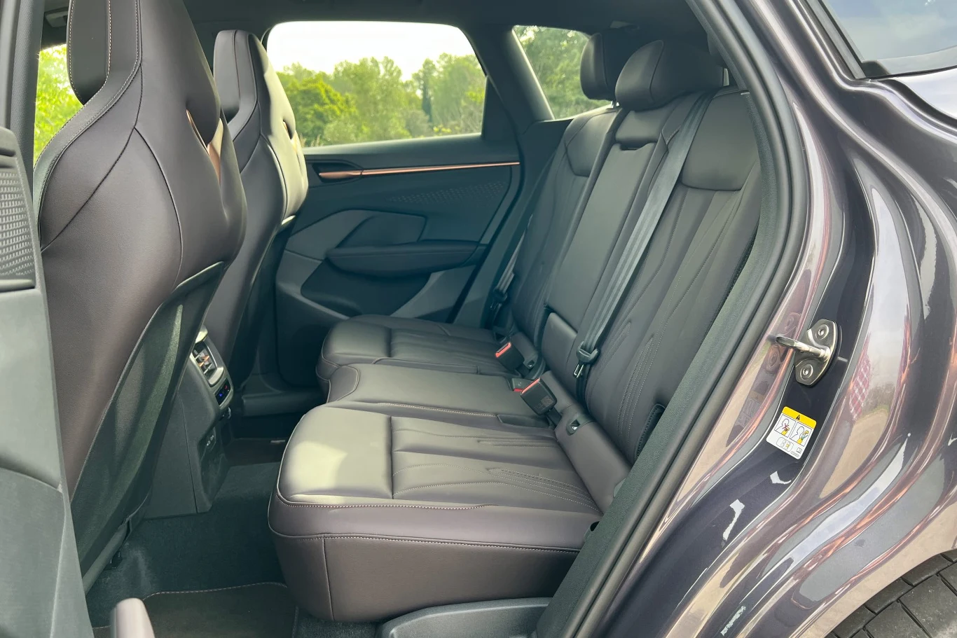 Tylna część kabiny jest całkiem przestronna, przeszkadza brak kieszeni w oparciach foteli