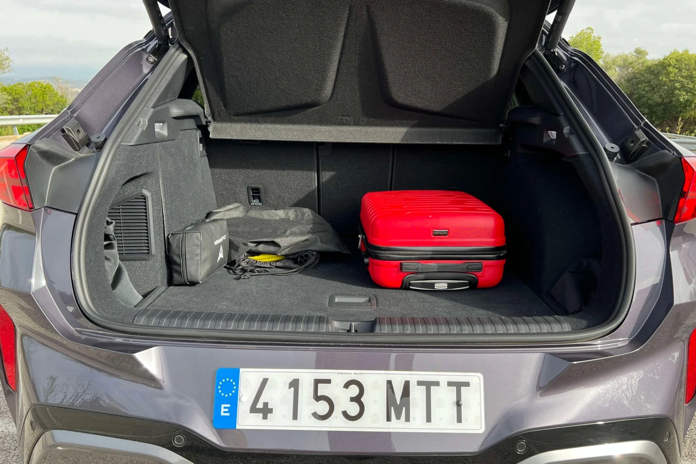 Bagażnik wersji PHEV jest mniejszy niż spalinowej, do tego sporą część zajmują przewody do ładowania