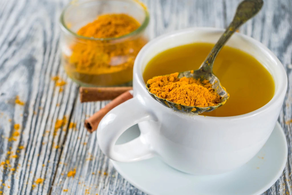 "Złota" herbata z kurkumą podziała na odporność i metabolizm. Pomoże też schudnąć