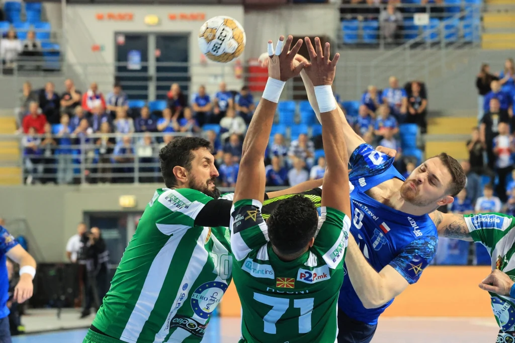 Mitja Janc w ataku na bramkę Eurofarmu Pelister Mitja Janc w ataku na bramkę Eurofarmu Pelister