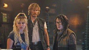 Millie Bobby Brown, Chris Pratt i Ke Huy Quan w scenie z filmu "The Electric State"