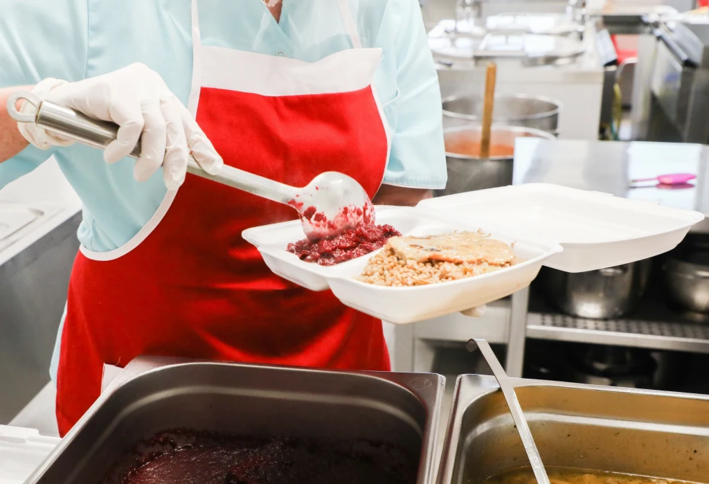 Nadużywali bonów żywnościowych. Zostali zwolnieni