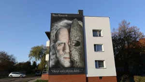 Mural z wizerunkiem Romana Kostrzewskiego w Bytomiu. "Okręt mój płynie dalej"