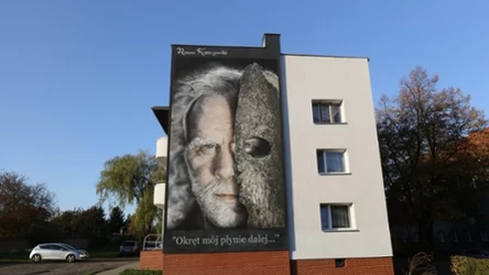 Mural z wizerunkiem Romana Kostrzewskiego w Bytomiu. "Okręt mój płynie dalej"