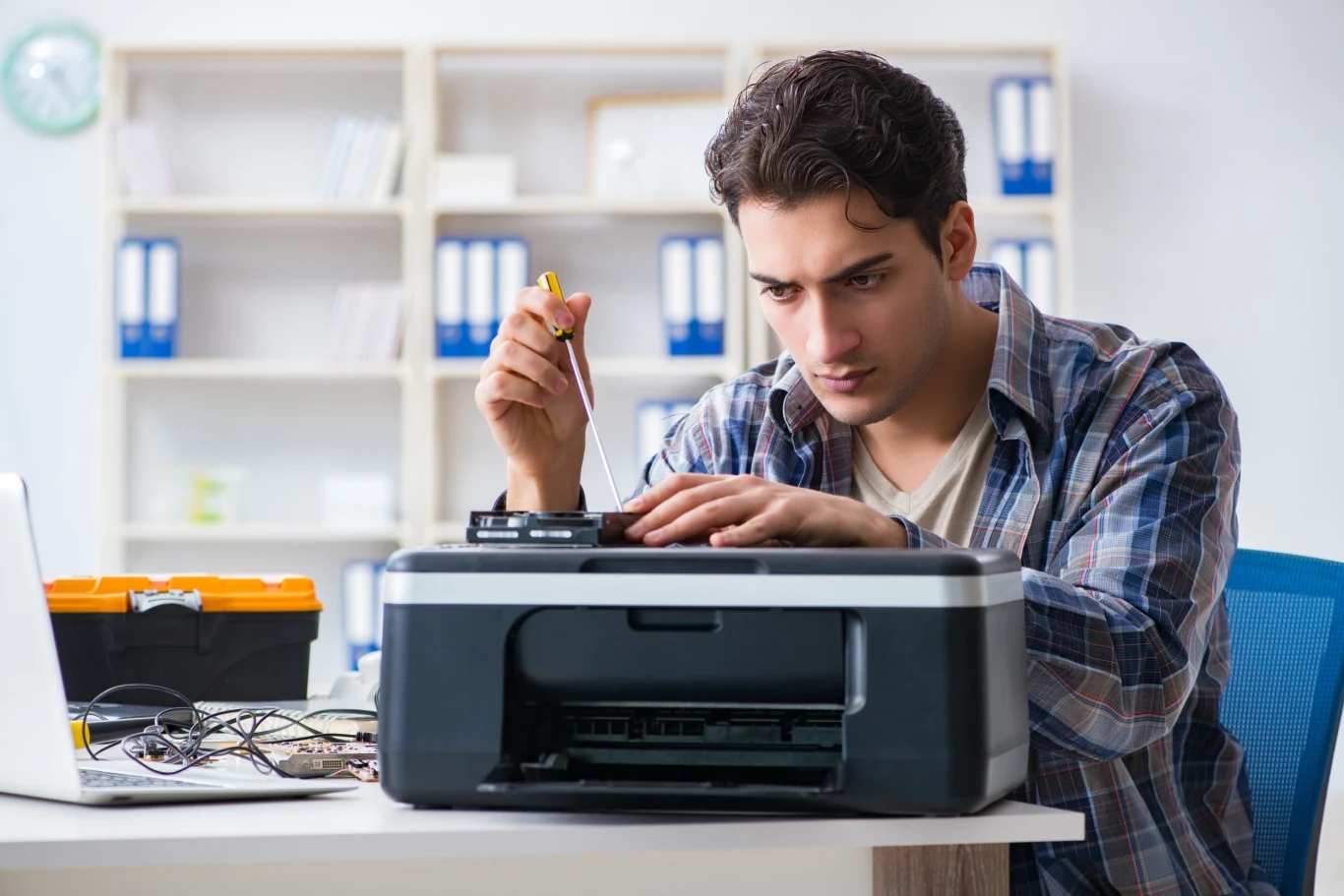 Drukarka nie drukuje? Nie trzeba jej od razu rozkręcać Drukarka nie drukuje? Nie trzeba jej od razu rozkręcać