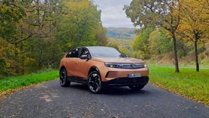 Opel Grandland na baterie jeździ jak auto spalinowe. Zasięg to niemal 600 km