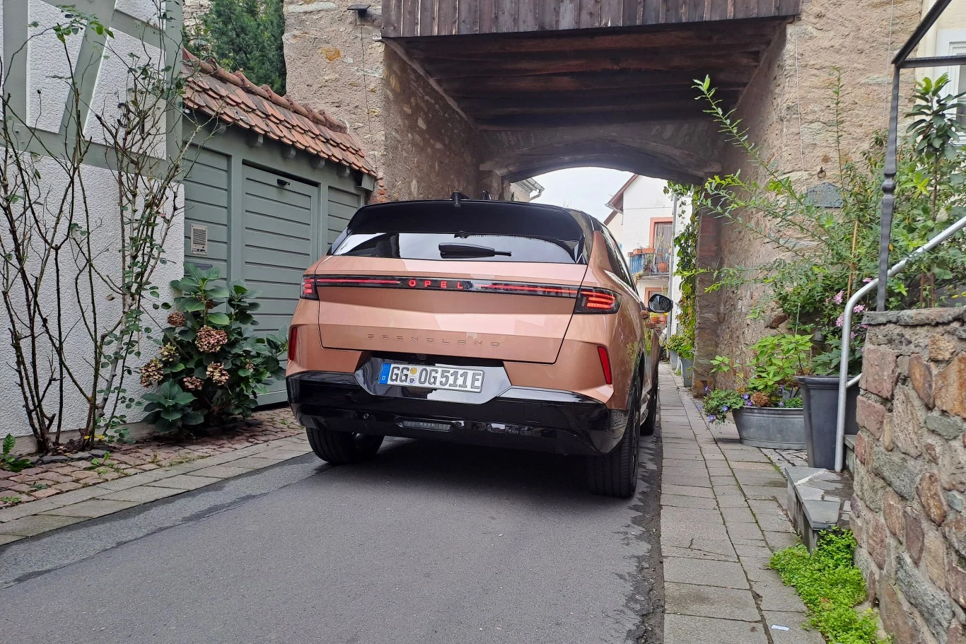 Nowy Opel Grandland z tyłu nie ma już logo. Zamiast tego pojawił się podświetlany napis "OPEL". Nazwa modelu została wytłoczona na klapie bagażnika.
