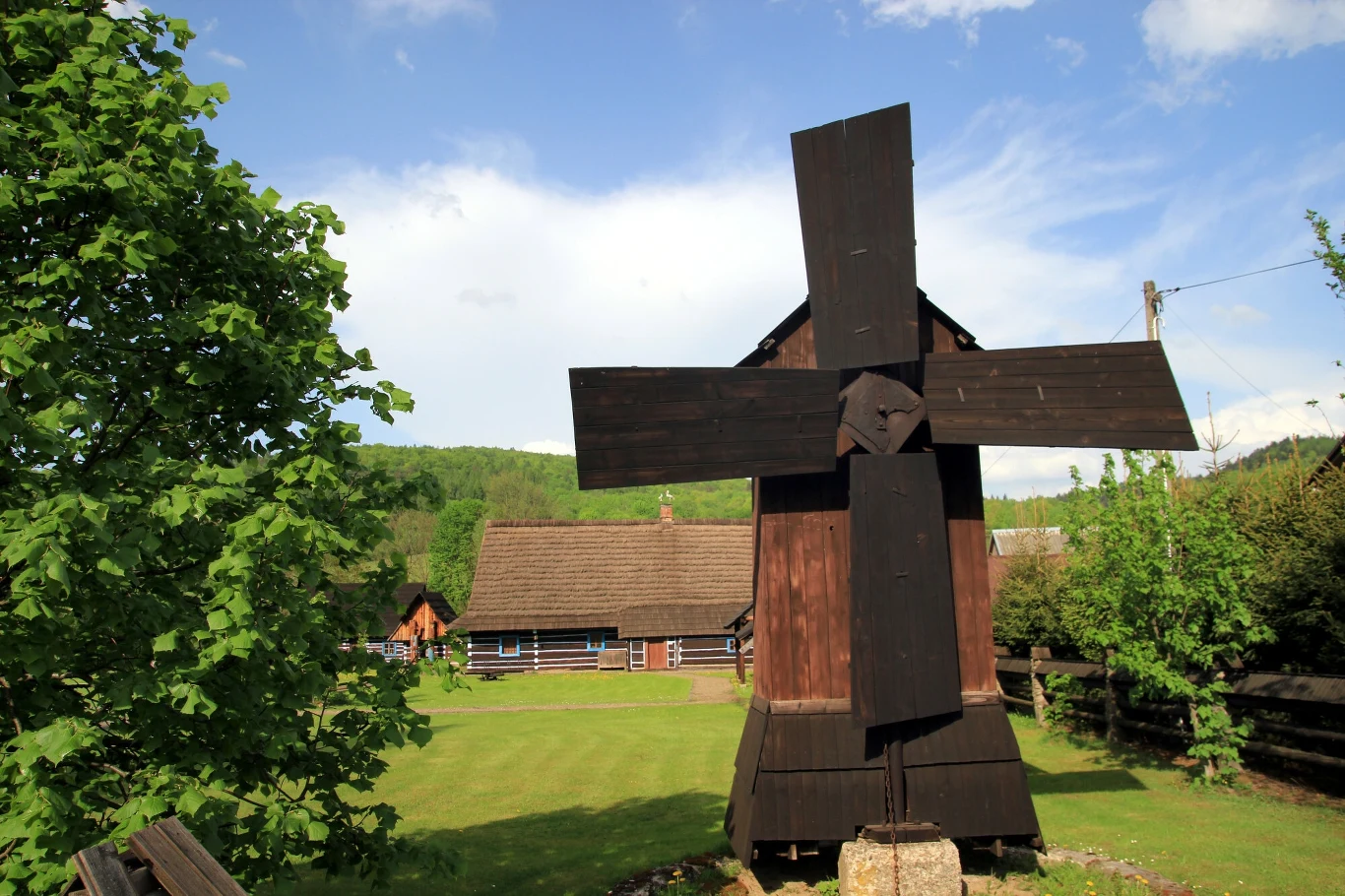 Wiatrak we wsi Wapienne