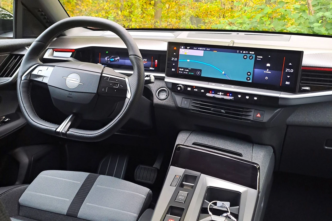 Wnętrze Opla Grandlanda zdominowane jest przez dwa ekrany: 10-calowy wyświetlacz wskaźników i 16-calowy ekran multimediów.